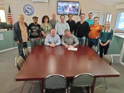 Members of Salado's Music Friendly Community Advisory Board and BOA gather around the Mayor as they sign an MOU with the TMO. 